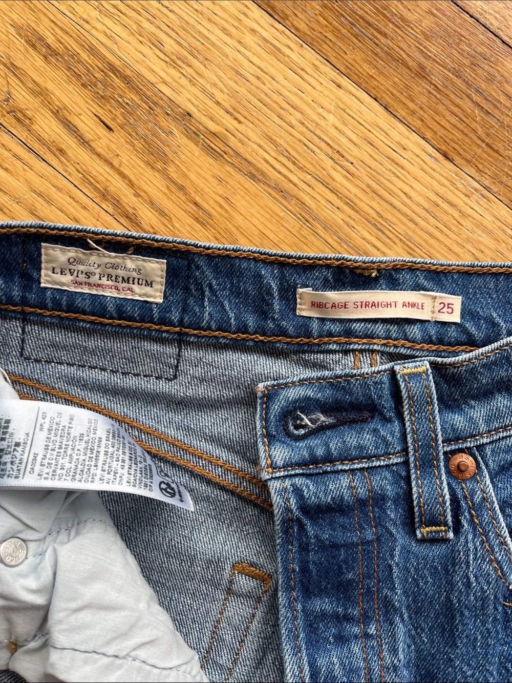 Levi’s Ribcage Straight Ankle Size 25 - Picture 2 of 4
